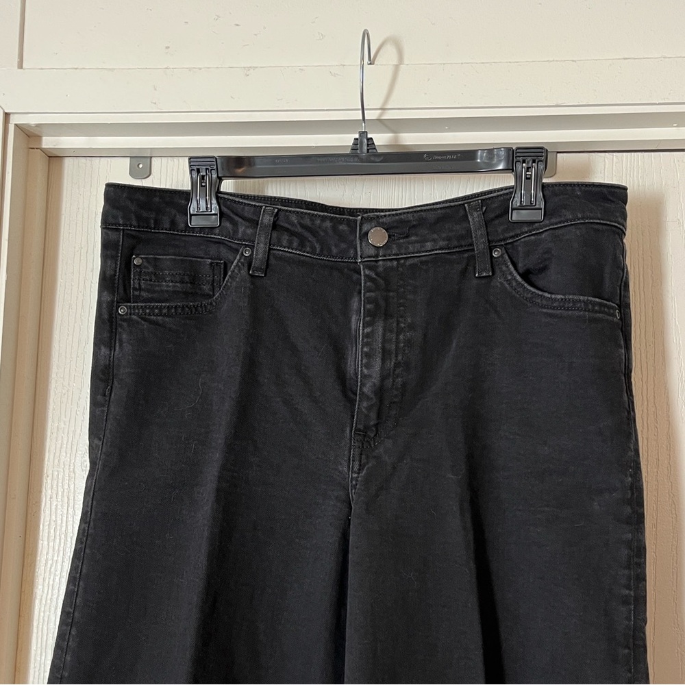 H&M Women's Black Wide-Leg Cropped Distressed Hem Jeans Size 14 - Picture 3 of 11